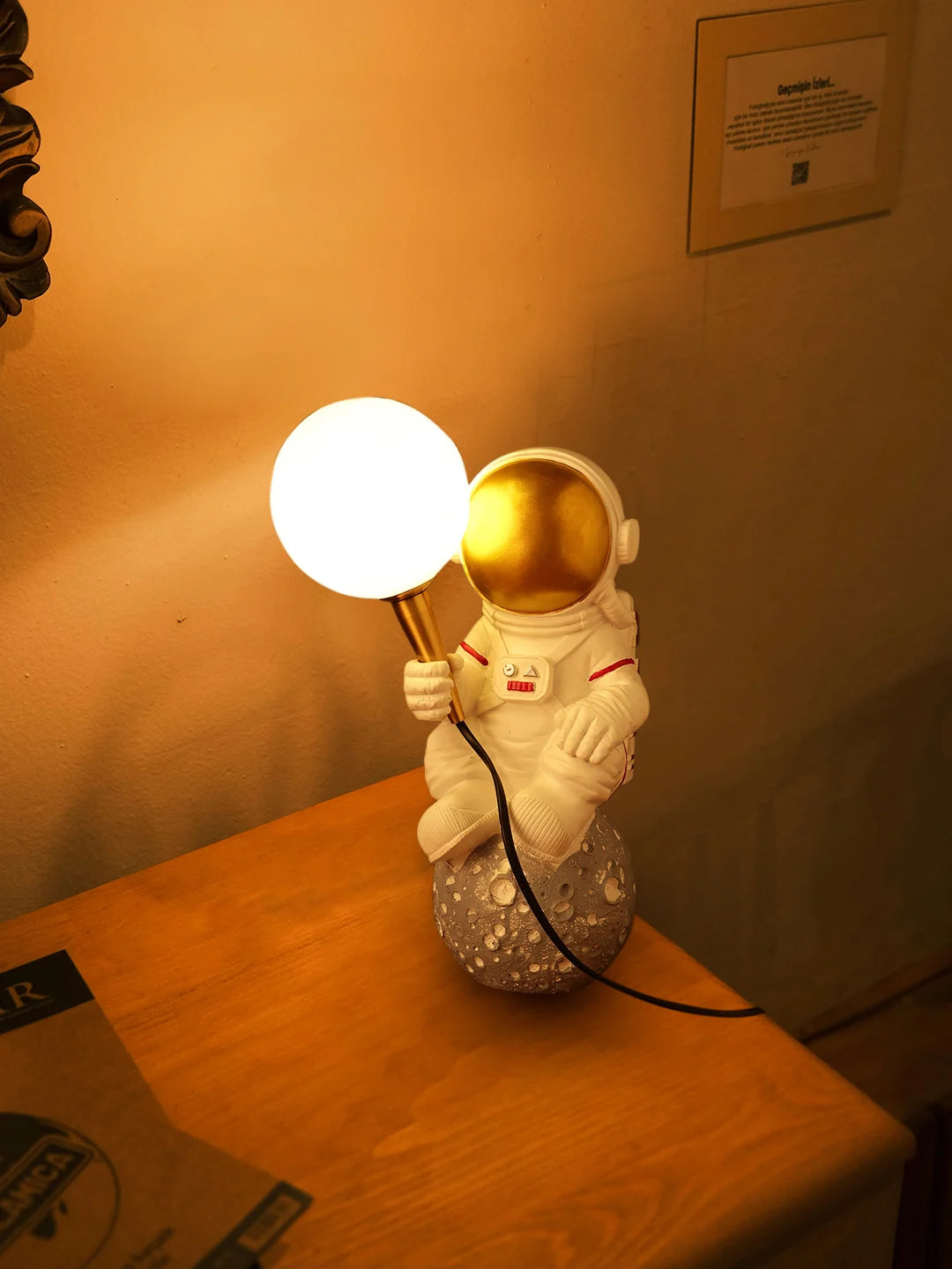MOONWALKER TABLE LAMP